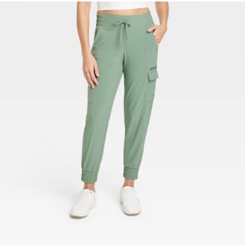 Women’s Active Mid Rise Cargo  Joggers.
